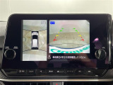 【アラウンドビューモニター】まるでクルマを真上から見下ろしたかのような視点で駐車をサポートします!クルマの斜め後ろや真横など、前後左右の4つのカメラの映像が合成されて、モニターに映し出されます。