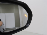 隣車線を走る車両をレーダーで検知し、ドアミラーでは確認しにくい後側方エリアに存在する車両に加え、急接近してくる車両も検知します。車両を検知するとドアミラーに搭載されたLEDインジケーターが点灯します。