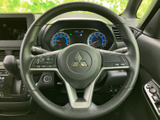 握りやすい形状で、長距離運転でも疲れにくいステアリング。操作性も高く、スムーズなドライビングをサポートします。質感も上品で、車内をより快適に。