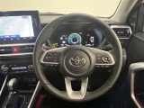 3本スポークステアリング!ステアリングスイッチ付!音量調整やインフォメーションディスプレイ操作、全車速追従機能レーダークルーズコントロールの操作などが可能!