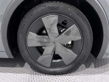 タイヤサイズは(195/60R17)でキャップ付きアルミホイールです。
