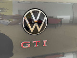 VWエンブレム真下に配されたシンプルなGTI文字エンブレムです。位置ズレや傷もございません。