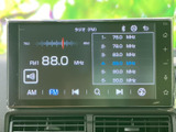 ラジオの受信感度も良好。クリアな音声で、ドライブ中のエンターテインメントを存分に楽しめます。