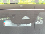 【スマートブレーキサポート】走行中に前方の車両等を認識し、衝突しそうな時は警報とブレーキで衝突回避と被害軽減をアシスト。より安全にドライブをお楽しみいただけます。