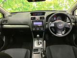 運転席周りは、シンプルで機能的なデザイン。操作しやすい配置で、快適なドライブをサポートします。広々とした空間も魅力です。