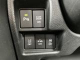 操作しやすい位置に配置されたウインカーレバー。スムーズな車線変更をサポートします。安全な運転に不可欠な機能です。