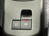 【オートブレーキホールド】信号待ちや渋滞で停車時にブレーキから足を離しても、停止状態を保持してくれます。前進するときはアクセルを踏めば自動で解除されるので安心♪街乗り運転が楽になります♪