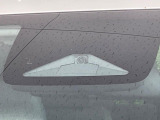 【ホンダセンシング】走行中に前方の車両等を認識し、衝突しそうな時は警報とブレーキで衝突回避と被害軽減をアシスト。より安全にドライブをお楽しみいただけます。