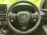 握りやすいステアリングは、運転の楽しさを高めます。操作性にも優れ、スムーズなハンドリングを実現。快適なドライビングをサポートします。