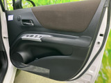 ドアトリムは、質感の良い素材を使用し、快適な空間を演出します。運転席からの視界も広く、運転に集中できます。