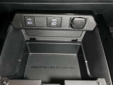 スマホやiPodを直接カーオーディオに接続できるAUX・USB端子や、携帯の充電などに便利なUSBポート(USB Type-C)を装備!車内にあると便利なアイテムのひとつですね