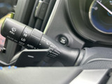 雨天時でもクリアな視界を確保。ワイパーの操作は簡単で、運転に集中できます。悪天候時でも安心の装備です。