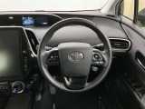 本革巻きになっており左右にステアリングスイッチがついているのでステアリングから手を放さずにさまざまな操作ができるので安全に運転できます♪