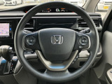 握りやすいステアリングは、運転操作をスムーズにします。オーディオやハンズフリー通話など、便利な機能も操作可能です。
