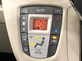 【オートエアコン】一度お好みの温度に設定すれば、車内の温度を検知し風量や温度を自動で調整。暑い&hellip;寒い&hellip;と何度もスイッチ操作をする必要はありません。快適な車内空間には必須の機能ですね♪