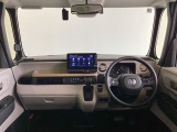 運転席は、大きな座面と包み込むような背もたれがドライバーの身体全体をしっかり支えます。上質なシート素材と座り心地のよいクッションを採用し、長時間の運転やコーナーの多い道も快適です