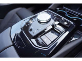 手元に集約されたコントロール・パネル。トグル式のセレクターやiDriveコントローラーが滑らかな操作をサポートします。