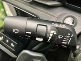 雨天時でもクリアな視界を確保できるワイパーレバー。様々な設定で、運転をサポートします。