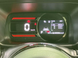 視認性の高いメーター類で、運転に必要な情報を的確に把握できます。デジタル表示で、よりスマートな印象を与えます。走行距離も一目で確認可能。