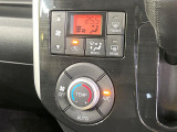【オートエアコン】一度お好みの温度に設定すれば、車内の温度を検知し風量や温度を自動で調整。暑い&hellip;寒い&hellip;と何度もスイッチ操作をする必要はありません。快適な車内空間には必須の機能ですね♪