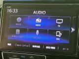 多彩なソースに対応し、お好みの音楽を楽しめます。高音質で、車内をコンサートホールのような空間に変身させます。快適なドライブに音楽を。