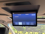 【13.3型フリップダウンモニター】大画面モニターで後席でもエンタメをお楽しみいただけます。小さなお子様にも大人気の装備です♪