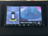 上からの視点で狭い駐車場への駐車に役立つ、アラウンドビューモニター対応メモリーナビ装備。