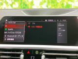 高精細なディスプレイで、お気に入りの音楽やラジオをクリアに楽しめます。直感的な操作性で、ドライブ中のエンターテイメントをサポートします。