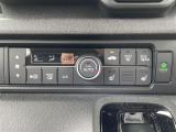 【エアコン】『エアコン装備』の画像になります。暑い夏でも寒い冬でも、車内に快適な空気を届けるので、いつでも快適な車内空間を創り上げます!