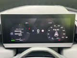視認性の高いメーター類が、運転に必要な情報を分かりやすく伝えます。洗練されたデザインで、快適な運転空間を演出します。