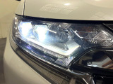 【LEDヘッドライト】悪天候や夜間走行時も良好な視界を確保し安心して運転できる高輝度LEDヘッドライトを装備!点灯速度が早く、消費電力も抑えられています。