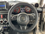 握りやすい形状で、運転操作をスムーズに行えます。操作ボタンも配置されており、運転中でも直感的に操作可能です。