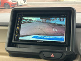 後方確認がスムーズに行えるバックモニターを搭載。狭い道や駐車時も安心です。画面表示も大きく、視認性に優れている点も魅力です。