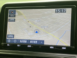 高精細な画面で、運転をサポート。地図表示も大きく見やすく、目的地設定もスムーズに行えます。快適なドライブに貢献します。