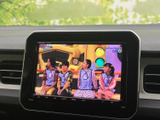 停車中には、テレビや動画コンテンツを楽しめます。長距離移動や待ち時間も快適に過ごせる便利な機能です。