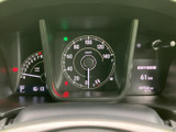 視認性の高いメーターにより、運転に必要な情報をわかりやすく把握できます。洗練されたデザインが、運転の楽しさを引き立てます。また、情報を確認しやすい配置もポイントです。