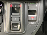 操作しやすいウインカーレバーで、安全な車線変更をサポート。確実な操作感で、安心して運転に集中できます。日常の運転をより快適に。