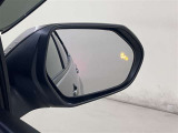 隣車線を走る車両をレーダーで検知し、ドアミラーでは確認しにくい後側方エリアに存在する車両に加え、急接近してくる車両も検知します。車両を検知するとドアミラーに搭載されたLEDインジケーターが点灯します。