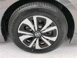 純正アルミホイール付きです。タイヤサイズは195/65R15になります。