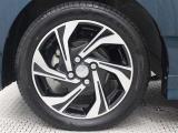15インチアルミホイール(切削)が装着されています。タイヤサイズ165/55R15