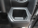 運転席右側のドリンクホルダーです。