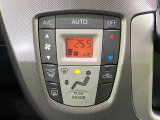 【オートエアコン】一度お好みの温度に設定すれば、車内の温度を検知し風量や温度を自動で調整。暑い&hellip;寒い&hellip;と何度もスイッチ操作をする必要はありません。快適な車内空間には必須の機能ですね♪