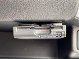 【ETC】有料道路を利用する際に料金所で停止することなく通過できる、ETC車載器(ノンストップ自動料金収受システム機器)が装備されています。セットアップを行うことで利用可能になります。