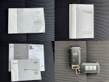 各取り扱い説明書、整備手帳、スマートキー2本つきです。