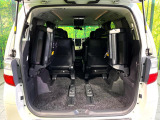 後席を格納すると、これだけの広さが!シーンに合わせたシートアレンジで、大きな荷物も積むことが出来ます♪