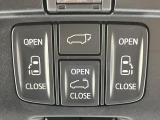 【両側パワースライドドア】スマートキーや運転席のスイッチで後席両側スライドドアの開閉が可能♪電動だから力を入れてドアを開ける必要が無く、小さなお子様でも簡単に開け閉めでき快適です♪