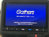美しいディスプレイが視認性を高め、快適なドライブをサポートします。直感的な操作で、目的地設定やオーディオ操作もスムーズに行えます。