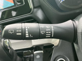 雨天時でもクリアな視界を確保。直感的な操作で、雨の日の運転をサポートします。運転中の安全性を高める機能が充実しています。