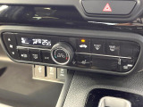 【オートエアコン】一度お好みの温度に設定すれば、車内の温度を検知し風量や温度を自動で調整。暑い&hellip;寒い&hellip;と何度もスイッチ操作をする必要はありません。快適な車内空間には必須の機能ですね♪