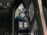 ハンドルの右側に電動格納付きパワーミラーの操作スイッチがついています。左右のサイドミラーの角度調節も微調整ができて便利です。